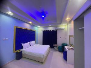 利雅德Golden Quba 1的一间卧室设有一张床和紫色天花板