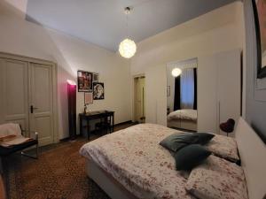 韦尔切利ALFIERI Guest House的一间卧室配有一张床和一张书桌