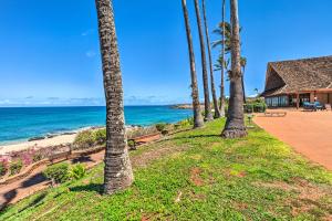 蒙内罗亚Quiet Maunaloa Condo with Pool, Ocean Views!的海滩旁的一排棕榈树