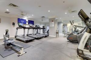 阿林顿Spectacular Condo 2/2 @Ballston With Gym的健身房设有跑步机和椭圆机