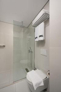 代胡克DDK Hotel Duhok的带淋浴和卫生间的白色浴室
