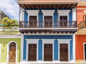 圣胡安Old San Juan Rentals的色彩缤纷的房屋,在街上设有阳台