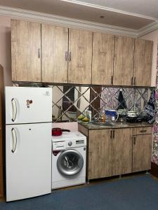 撒马尔罕Hostel Highway的厨房配有白色冰箱和洗衣机。