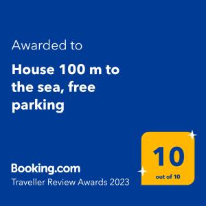 蒙希斯克斯House 100 m to the sea in Monciske, free parking的黄色标志,上面写着房子到海边的免费停车场