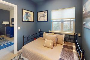 尤里卡斯普林斯Star Ridge Retreat的一间卧室设有一张床和一个窗口