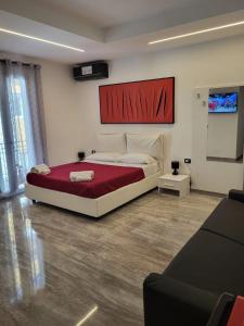 马泰拉Dimore Pietrapenta Apartments, Suites & Rooms - Via Lucana 223, Via Piave 23, Via Chiancalata 16的一间卧室配有一张带红色毯子的大床