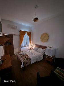 蒂拉登特斯Pousada Toro Real的一间卧室设有一张大床和一个窗户。