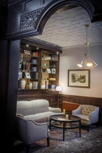 凯尼尔沃思Chesford Grange Hotel的带沙发和咖啡桌的客厅
