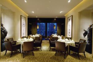 北京北京希尔顿逸林酒店的一间在房间内配有桌椅的餐厅
