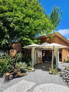 比亚里卡Leftraro Lodge Urbano的一个带遮阳伞和房子的花园