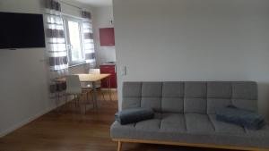 吉贝尔施塔特Katjas Ferienwohnungen的客厅配有沙发和桌子