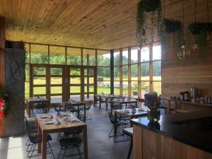 比亚里卡Mawün Lodge的一间设有桌椅的餐厅,位于带窗户的房间内
