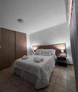 圣罗莎Luxury Spinetto的一间卧室配有一张床,上面有两条毛巾