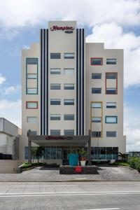 韦拉克鲁斯Hampton by Hilton Veracruz Boca Del Rio的一座白色的大建筑,上面有标志