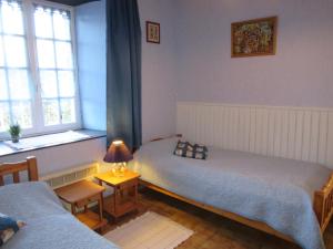 Tourville-sur-SienneLe haut Manoir的一间卧室设有两张单人床和一个窗户。