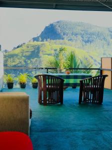 埃拉Ella HIDE VIEW的庭院设有两把椅子和一张桌子,享有美景。