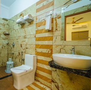 科钦MARINA SUITES AIRPORT HOTEL的一间带卫生间和水槽的浴室
