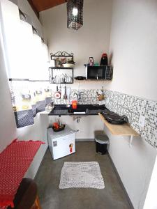 卡兰卡斯Toca dos Coelhos Chalés的小房间设有书桌和一张床