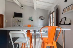 佛罗伦萨Design Center Florence APT - HomeUnity的厨房配有橙色椅子和桌子