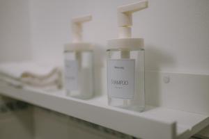 吉尔福德Prime Living的实验室里的架子上的一瓶肥皂