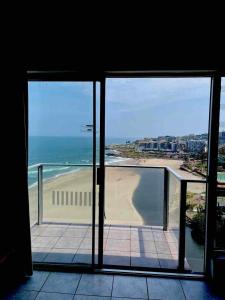 马盖特Santana Holiday Resort 1002的客房享有海滩和大海的景致。
