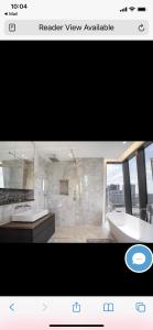 伦敦Parliament House - Luxury Penthouse的带浴缸、水槽和浴缸的浴室