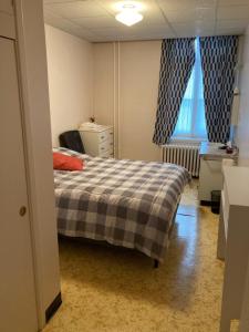 圣安娜德蒙Le Couvent的一间卧室配有一张带 ⁇ 子毯子的床