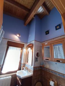布尔戈斯Cuarenta y Ocho Luces的一间带水槽和卫生间的浴室以及窗户。