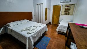 沙帕达-杜斯吉马朗伊斯Pousada Portal的一间卧室配有带毛巾的床