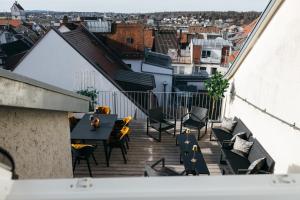 拉芬斯堡HEIMATEL - Luxury Penthouse Loft的阳台的天井配有桌椅