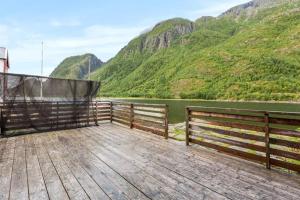 莫舍恩Sjøgata Riverside Rental and Salmon Fishing的享有河流和山脉美景的木甲板
