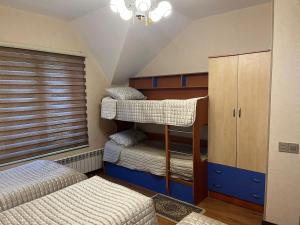 库萨雷Beautiful Guest House Qusar的一间卧室配有两张双层床。