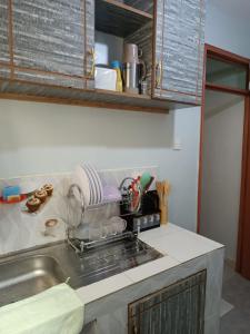 尼耶利Epic homes, Secure1 bedroom furnished partment, ample Parking and WiFi available的厨房配有水槽和台面