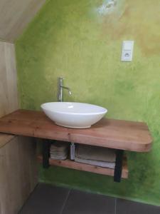 Den DungenStudio Nok bij Den Bosch的木桌上配有白色水槽的浴室