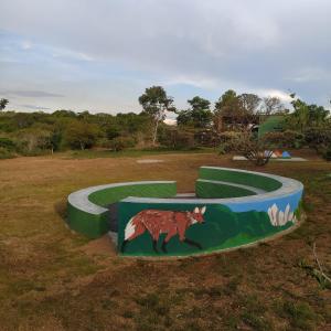 戈亚斯州上帕莱索Pousada Morro da Baleia的绿地上的狐狸绘画