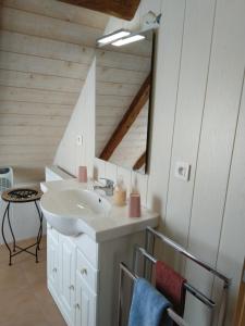 KirchbergVogesenparadies的一间带水槽和镜子的浴室