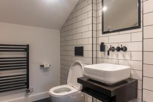 哈罗盖特Cheltenham Two的白色的浴室设有水槽和卫生间。