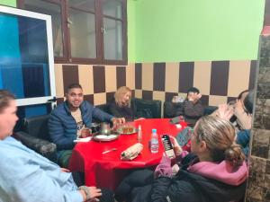 Villa BensHotel El ghazi的一群人坐在桌子旁