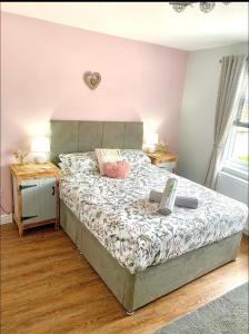 兰迪德诺交汇Poppy’s Place的一间卧室设有床、两张桌子和一扇窗户