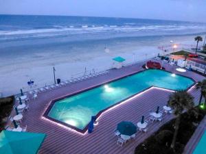 代托纳海滩Amazing Ocean View Studio Daytona Beach的海滩旁的大型游泳池