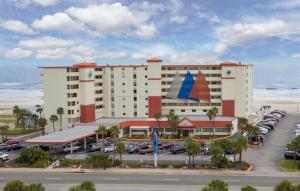 代托纳海滩Amazing Ocean View Studio Daytona Beach的大型酒店,在海边设有停车场