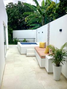 阿纳波伊马拉玛西亚精品酒店的一个带长凳和热水浴缸的庭院