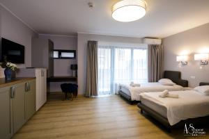 弗洛雷什蒂Pensiunea AS的酒店客房设有两张床和窗户。