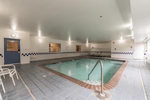 刘易斯顿Quality Inn的大房间的一个大型游泳池