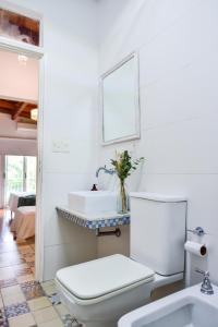 布宜诺斯艾利斯Casa Caravan - Plant Based Concept House的白色的浴室设有卫生间和水槽。