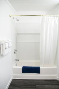 鲍威尔里弗威斯幽中心汽车旅馆的带淋浴和蓝色毛巾的浴室