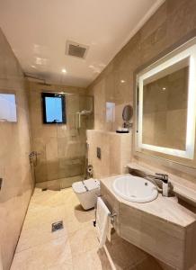 利雅德هوتيلتن قرطبه HOTELTEN Qurtubah的一间带水槽、卫生间和淋浴的浴室