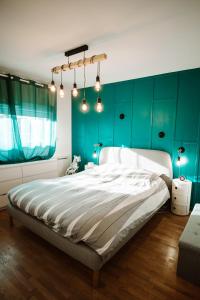 奥贝维利埃L'Échappée Parisienne - Canal St-Denis的一间卧室设有一张带绿色墙壁的大床