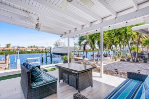 基克罗尼海滩Vitamin Sea的一个带桌椅和水的庭院