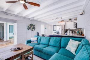 基克罗尼海滩Vitamin Sea的客厅配有蓝色的沙发和桌子